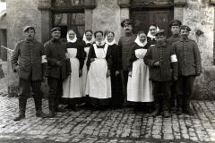 Soldaten und Sanitäter in historischer Fotosituation während des Ersten Weltkriegs in Europa