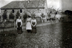 Bäuerinnen in traditionellen Kleidern auf einem Landgut während des frühen 20. Jahrhunderts
