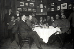 Militärsitzung in einem Gasthaus während des Ersten Weltkriegs