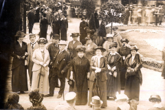 Gruppenbild von Damen und Herren im Park während eines festlichen Anlasses um 1900