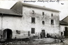 Historisches Bild einer Gruppe von Menschen vor einem traditionellen Gebäude in Heer, 19. Jahrhundert