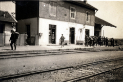 Soldaten der Heer verlassen den Bahnhof in einer ländlichen Umgebung während des Ersten Weltkriegs