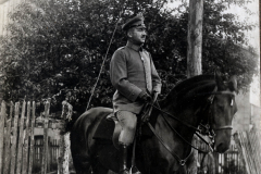 Ein Offizier der Heer reitet auf einem Pferd während des Ersten Weltkriegs am 10. August 1915