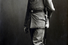 Soldat in historischer Uniform aus der Zeit des Ersten Weltkriegs in einem Studio