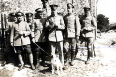 Historisches Gruppenbild von Offizieren der Heer mit Hund, circa 1910