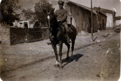 Soldat auf einem Pferd in einer ländlichen Umgebung während des Ersten Weltkriegs