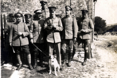 Militärische Offiziere mit einem Hund vor einem Gebäude in der ländlichen Umgebung während des Ersten Weltkriegs