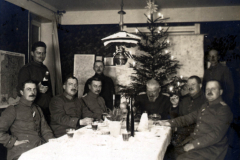 Weihnachtsfeier der Heer-Mitarbeiter in festlich geschmücktem Zimmer