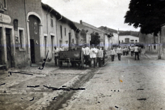 Soldaten der Heer marschieren durch eine historische Straße mit einem Handwagen