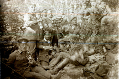 Soldaten der Heer während des Ersten Weltkriegs in einem Wald mit Waffen und Getränken