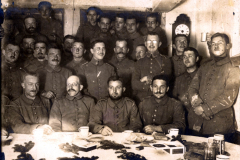 Soldaten versammeln sich zu einer Feier in einem Militärlager während des Ersten Weltkriegs
