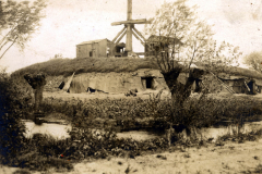 Historische Festung auf einem Hügel mit Unterständen und Wehranlage aus dem frühen 20. Jahrhundert