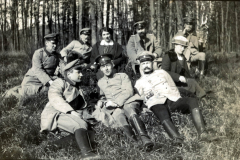 Historische Zusammenkunft von Soldaten der Heer im Wald während des Ersten Weltkriegs