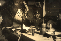 Soldaten der Heer beim gemeinsamen Essen in einer einfachen Unterkunft während des Ersten Weltkriegs