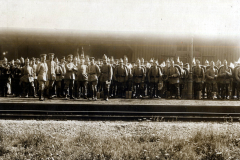 Militärparade des Heeres mit Offizieren und Soldaten an einem Bahnhof in der frühen Morgenstunde