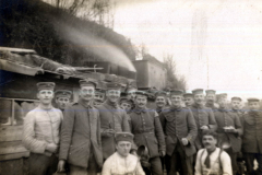 Gruppenfoto von Soldaten der Heer während des Ersten Weltkriegs in einem Lager