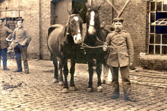 Soldaten der Heer mit Pferden vor einer Kaserne in einer historischen Umgebung