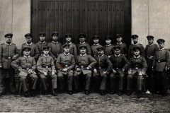 Gruppenaufnahme von Soldaten der Heer während des frühen 20. Jahrhunderts in einer Kaserne