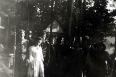Heer versammelt sich in einem Wald mit antiker Kleidung und historischem Hintergrund