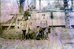 Soldaten der Heer vor einer befestigten Stellung in einem Waldgebiet während des Ersten Weltkriegs