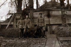 Soldaten der Heer stehen vor einem Befestigungsbau in der Nähe des Frontgebiets während des Ersten Weltkriegs