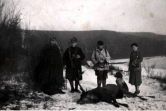 Jäger mit erlegtem Wildtier bei winterlichem Wetter in der Natur