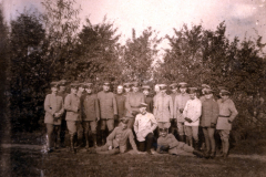 Gruppenbild von Soldaten der Heer im Freien während des Ersten Weltkriegs