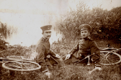 Soldaten des III. Batl. IV Thüring. Inf. Regt. 72 entspannen am Ufer während des Ersten Weltkriegs