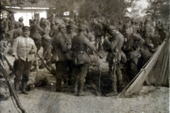Soldaten des III. Bataillons des IV. Thüringischen Infanterie-Regiments 72 in einer Lagerstätte während des Ersten Weltkriegs