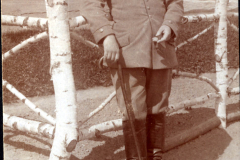 Soldat des III. Bataillons des IV. Thüringischen Infanterie-Regiments 72 vor einem Militärgebäude