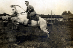 Reiter des III. Bataillons IV Thüringischen Infanterie-Regiments 72 springt über ein Hindernis