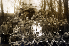 Gruppenbild des III. Bataillons des IV. Thüringischen Infanterie-Regiments 72 vor einem Denkmal in historischer Kleidung