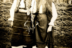 Eine historische Darstellung von Frauen in traditioneller Kleidung aus der Region Thüringen