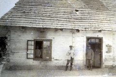 Soldaten des III. Bataillons des IV. Thüringischen Infanterie-Regiments 72 vor einem ehemaligen Bauernhaus