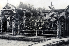 Soldaten des III. Batl. IV Thüringisches Infanterie-Regiment 72 vor einem Gartentor während des Ersten Weltkriegs