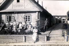 Soldaten des III. Bataillons des IV. Thüringischen Infanterie-Regiments 72 vor einem Holzhaus während des Ersten Weltkriegs