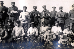Soldaten des III. Bataillons des IV. Thüringischen Infanterie-Regiments 72 beim Essen im Freien während des Ersten Weltkriegs