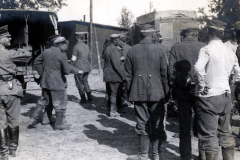 Soldaten des III. Batl. IV Thüring. Inf. Regt. 72 unterhalten sich in einem Militärlager während des Ersten Weltkriegs