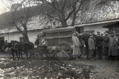 Soldaten des III. Batl. IV Thüring. Inf. Regt. 72 vor einem Krankenwagen in ländlicher Umgebung
