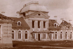 Verfallenes Gebäude des III. Bataillons des IV. Thüringischen Infanterie-Regiments 72 in historischer Umgebung