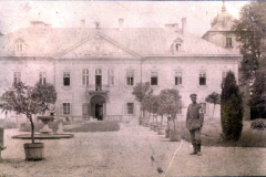 Soldat des III. Bataillons IV Thüringischen Infanterie-Regiments 72 vor historischem Gebäude im Garten