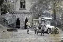 Soldaten des III. Bataillons des IV. Thüring. Infanterie-Regiments 72 vor einer historischen Ruine