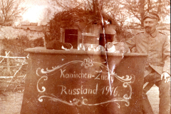 Militärangehöriger verkauft Kaninchen während der Landesausstellung in Russland im Jahr 1916