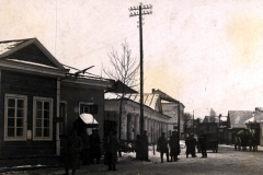 Militärangehörige des III. Bataillons des IV. Thüringischen Infanterie-Regiments 72 in einer Stadt im Winter