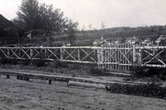 Historische Ansicht eines Bauernhauses mit Friedhof des III. Bataillons IV Thüringer Infanterie-Regiment 72