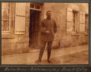 Soldat des III. Bataillons des IV. Thüringischen Infanterie-Regiments 72 vor einem Gebäude