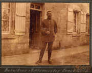 Soldat des III. Bataillons des IV. Thüringischen Infanterie-Regiments 72 vor einem Gebäude