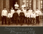 Gruppenaufnahme der Soldaten des III. Bataillons des IV. Thüringischen Infanterie-Regiments 72 im Übungsplatz Altenburg 1909