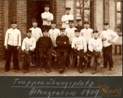 Gruppenaufnahme der Soldaten des III. Bataillons des IV. Thüringischen Infanterie-Regiments 72 im Übungsplatz Altenburg 1909