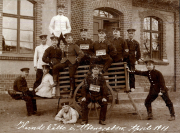 Soldaten des III. Batl. IV Thüring. Inf. Regt. 72 posieren vor einem Gebäude in Altenburg im Jahr 1911